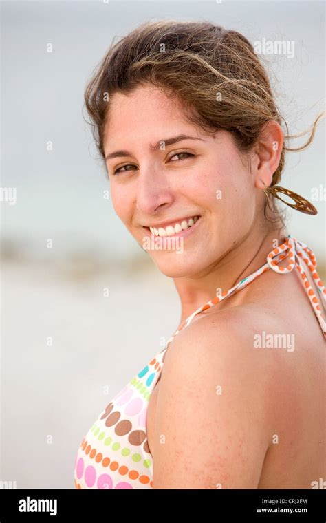 frau im bikini am strand